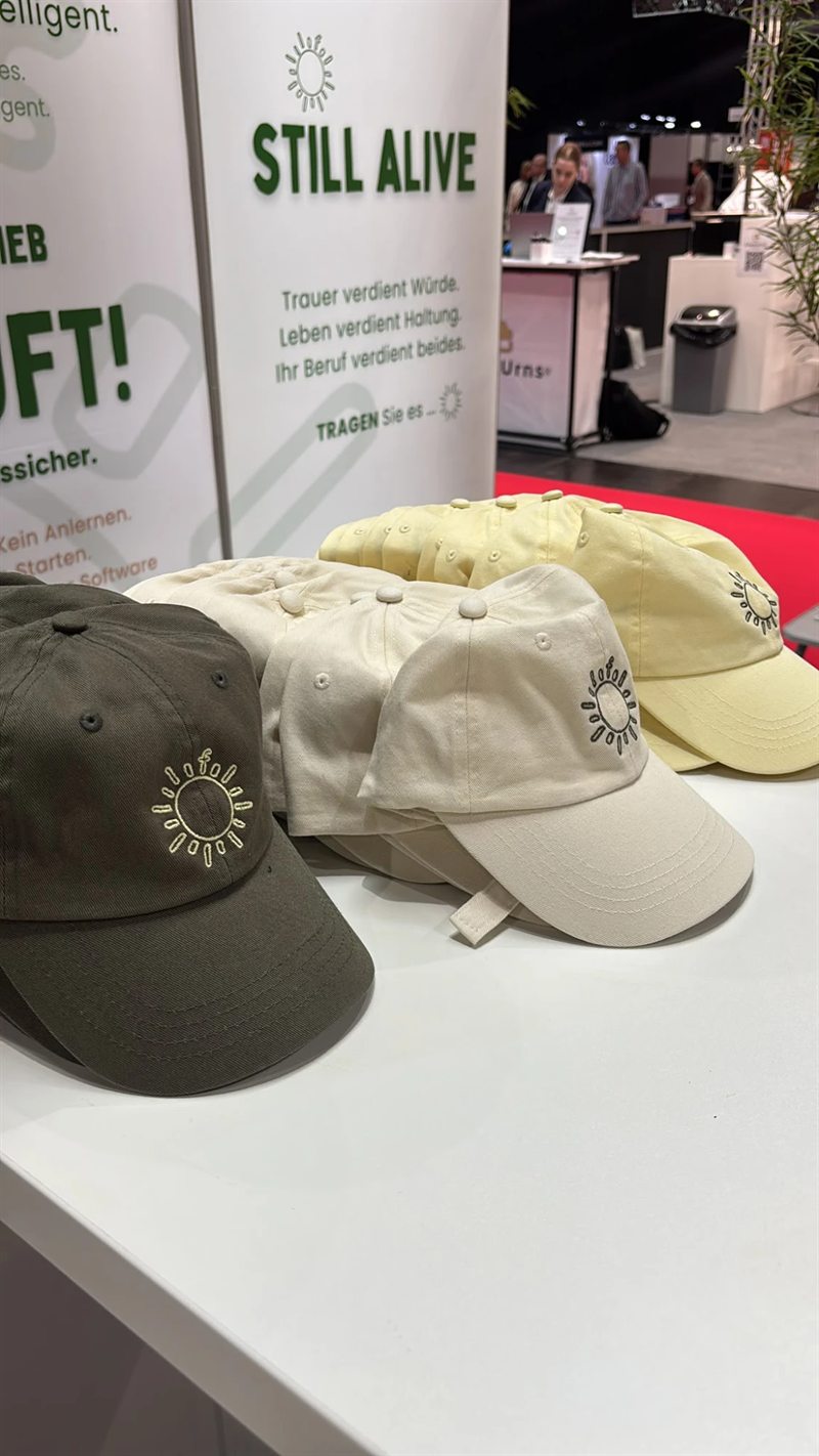 Still-Alive-Caps in Grün, Creme und Gelb