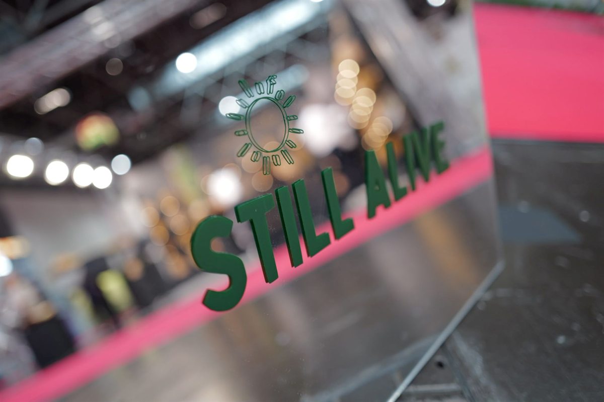 Still-Alive-Schriftzug am Messestand