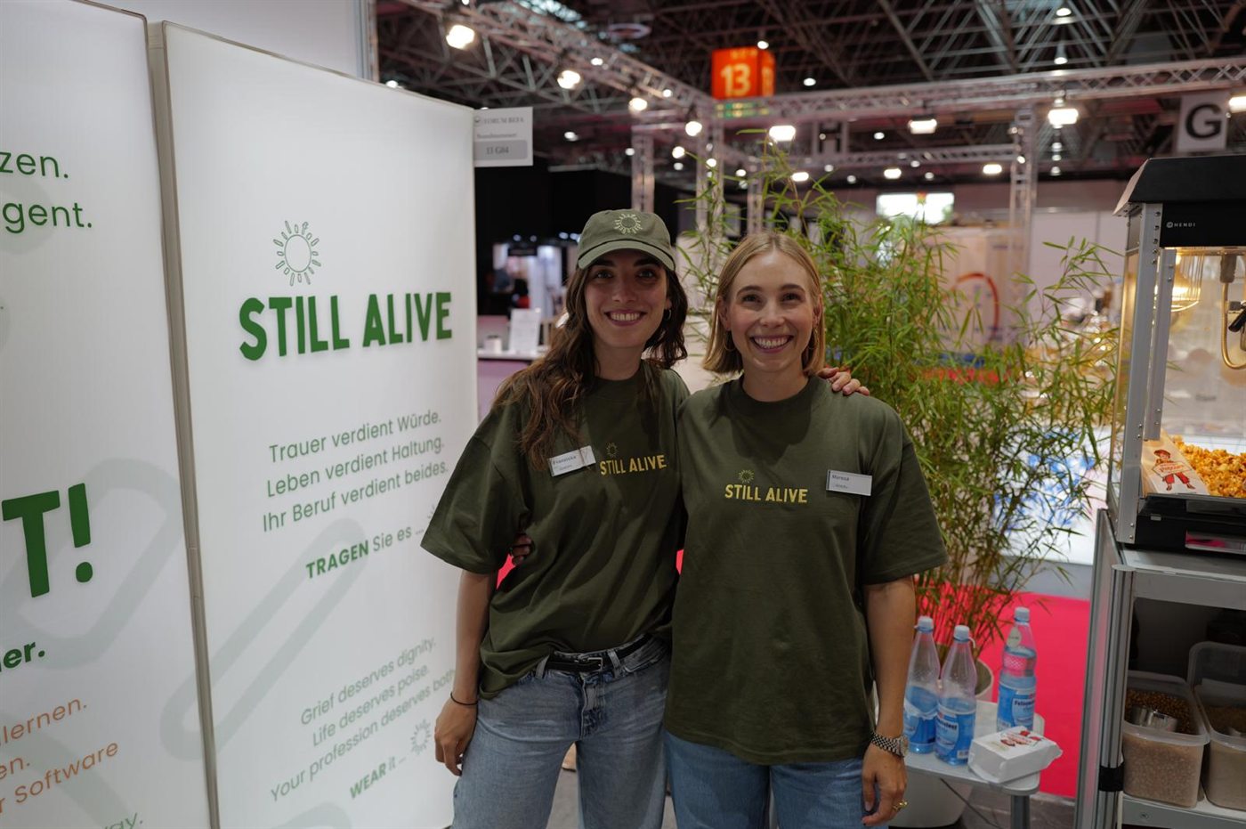 Franziska Reuter und Maresa Matzek am Still-Alive-Stand auf der BEFA 2026