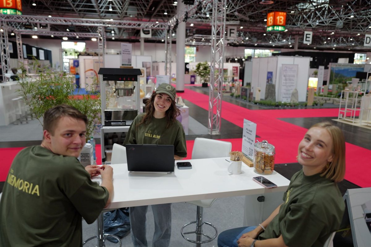 Das Team am Stand-Tisch in Halle 13